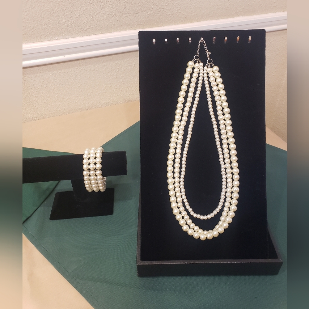 Elegant Pearl Necklace and Bracelet Set